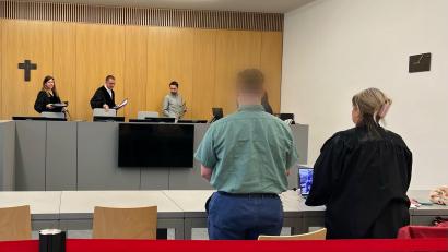 Bild: juh
Ein 23-Jähriger aus dem Landkreis Neustadt/WN muss sich vor der 1. Strafkammer am Landgericht Weiden wegen mehrfachen schweren sexuellen Missbrauchs seiner 11-jährigen Halbschwester verantworten.