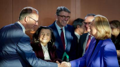 Bild: Kay Nietfeld/dpa
Kanzler Merz und Ministerin Bas wirken im Kabinett zufrieden.