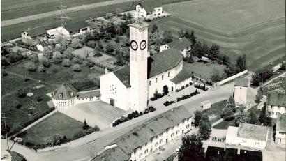 Luftbild: Werner Lischka
Diese Kirche steht beinahe unverändert in einem Viertel, das sich sehr stark verändert hat. Wo sind wir?