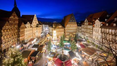 Bild: Julian Stratenschulte/dpa
Lichter leuchten auf dem Hildesheimer Weihnachtsmarkt auf dem historischen Marktplatz mit dem Knochenhaueramtshaus.