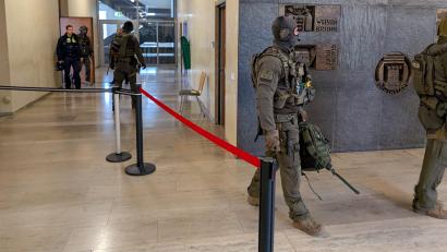 Archivbild: wüw
Unter massivem Polizeischutz und mithilfe einer Sondereinheit wurde der Angeklagte Anfang 2025 zum Gerichtssaal gebracht – ein seltenes Bild in einem Jugendstrafverfahren.