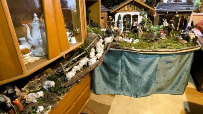 Bild: Susanne Schwab
Vom Wohnzimmerschrank aus führen Weg und Brücke den Schäfer Loisl mit seiner Herde zu der nahezu komplett handgemachten Krippe, bei der sich die Technik für den echten Bachlauf hinter einem Vorhang verbirgt