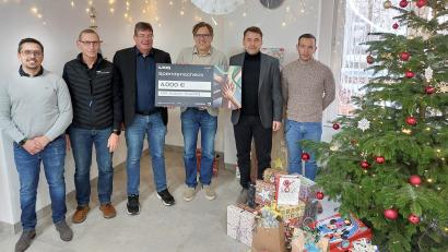 Bild: mfh
Zu den vielen , von den Mitarbeitern gespendeten Geschenken überreichten die Firmen Stahlgruber und Reichart auch einen Scheck über 6.000 Euro. Von links: Jan Telvak (Bereichsleiter ENH), Robert Rubenbauer (Firma Reichart), Andreas Schoene (Leiter Logistikzentrum), Stefan Reither (Geschäftsführender Vorstand ENH), David Nickel (Leiter Firma Reichart), Michael Trepesch (Versandleitung Fa. Reichart).