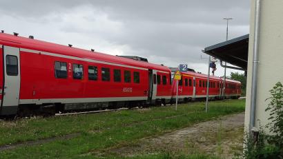 Bild: Houschka
Am Bahnhof Freihöls halten täglich noch drei Züge. Ihr Stopp dient vornehmlich der Schülerbeförderung nach Amberg und zurück. Jetzt wird darüber debattiert, ob auch nach 2030 noch Züge halten werden.