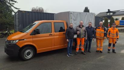 Bild: Karl Heinz Weber 
Die Gemeinde Teunz hat ihren Fuhrpark mit einem neuen VW Transporter T6 aufgerüstet. Im Bild (von links) Erster Bürgermeister Norbert Eckl, Josef Fuchs, Dritter Bürgermeister Adolf Hammer, Johann Schmid, Tobias Baier.