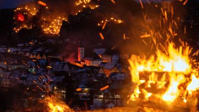 Bild: Pia Bayer/dpa
Die Bergfeuer in Pottenstein werden jedes Jahr am 6. Januar entzündet. (Archivbild)