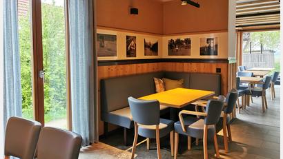 Bild: Portner
Ab 3. Mai werden sich im Gleiritscher Dorfcafé „KaffeeZeit“ Gäste wohlfühlen. Die Ausstattung punktet mit gemütlichen Sitzecken und historischen Bildern, im angebauten Wintergarten öffnet sich der Blick nach draußen.