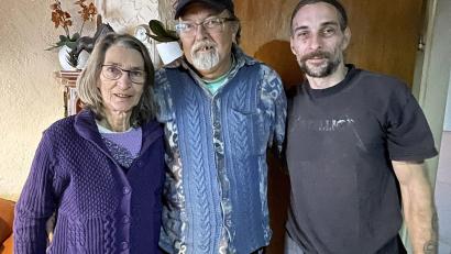 Bild: Susanne Schwab
Die Familie Göbl mit (von links) Mutter Angelika, Vater Horst und Sohn Ingo, die alle seit Oktober an der Weihnachtskrippe mitgearbeitet haben.