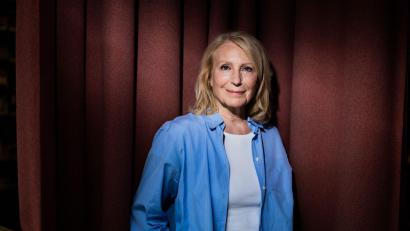 Bild: Christoph Soeder/dpa
Schauspielerin Maren Kroymann verabschiedet sich von Rosa von Praunheim mit mahnenden Worte in den sozialen Medien.