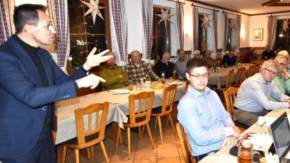 Bild: no
Der Leiter des JC-Ambulanten-Pflege- und Betreuungsdienstes in Illschwang Usamet Abaz informierte die Gemeinderäte (rechts) und die anwesenden Zuhörer über die Einrichtung.