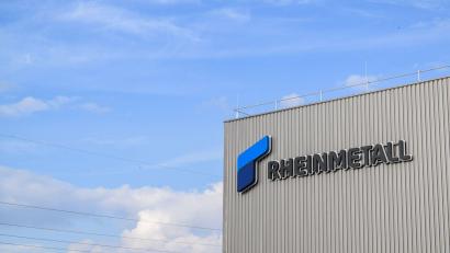 Bild: Julian Stratenschulte/dpa
Ganz da oben könnten sie sein: Weltraum-Satelliten, auf die Rheinmetall Zugriff hat und deren Aufnahmen die Firma verkauft. (Archivbild)