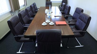 Bild: Jens Wolf/dpa
Die Vergütungen normaler Aufsichtsräte sind 2024 laut einer Studie der DSW im Schnitt um 3,0 Prozent gestiegen. (Symbolbild)