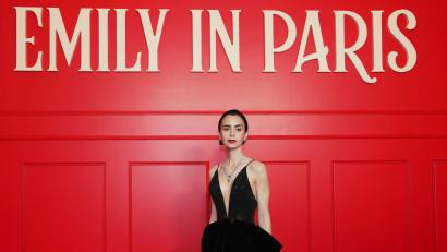 Archivbild: Aurelien Morissard/AP/dpa
Statt in Paris ist die junge Protagonistin Emily zu Staffelbeginn in Rom.