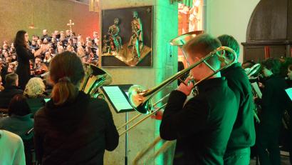 Bild: Kunz
Sogar Oberbürgermeister Jens Meyer musste Platz machen für die zweite Dirigentin: Den größten Raum beanspruchten die Schlussensembles bei "Transeamus usque Bethlehem".