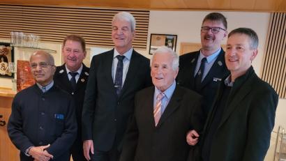Bild: Martina Hummel
Dem Jubilar Franz Hummel (Vierter von links) gratulierten (von links) Pfarrer Joseph Madathiparampil, Stefan Schinzl (Zweiter Kommandant FFW Hohenkemnath), Michael Rischke (Vertreter Landrat), Christian Wenkmann (Vorsitzender FFW Hohenkemnath) und Ursensollens Bürgermeister Albert Geitner.