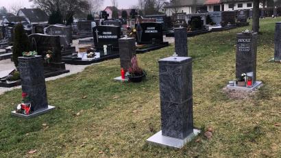 Bild: sei
Auf dem Manteler Friedhof werden Gräber und Bestattungen teurer.