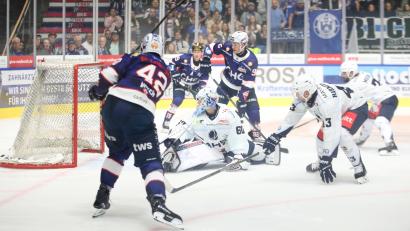 Archivbild: Kim Enderle
Hier erzielt Alex-Olivier Voyer (links) einen Treffer für die Ravensburg Towerstars gegen die Blue Devils Weiden im ersten Aufeinandertreffen der Saison. Am Sonntag sind die Towerstars in der Hans-Schröpf-Arena zu Gast – die Devils kämpfen unterdessen gegen eine Krankheitswelle.