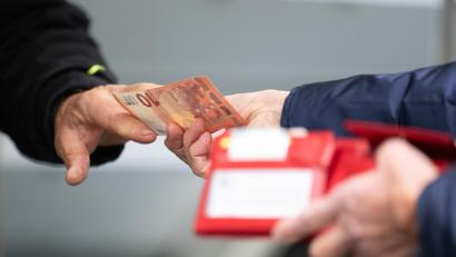 Bild: Sebastian Kahnert/dpa
Die Preissteigerungen haben viele Menschen in Bayern nicht nur beim Wocheneinkauf zu spüren bekommen. (Symbolbild)