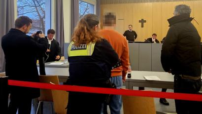 Bild: blf
Nach dem Urteilsspruch legt eine Polizistin dem 28-Jährigen einen Bauchgurt an. Er muss für fünfeinhalb Jahre in Haft, weil er Teil einer Bande für Enkeltrick-Betrug war.