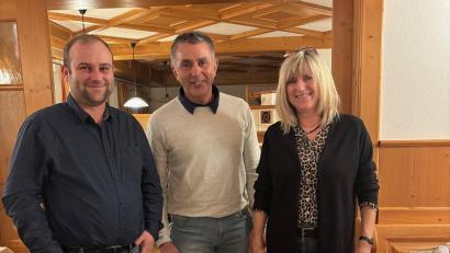 Bild: Sabrina Übler 
Heinz Binder (mitte), langjähriger Mitarbeiter des Baugeschäfts Übler, wurde in den Ruhestand verabschiedet. Die Feier fand in Frechetsfeld statt.