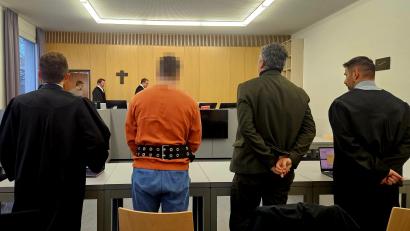 Bild: blf
Der 28 Jahre alte Angeklagte (im orangen Sweater) soll Teil einer Betrügerbande sein und bei der Masche "Enkeltrick" als Abholer der Beute fungiert haben. Eines der Opfer wohnt in Weiden.