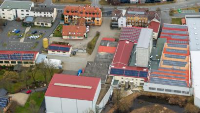 Luftbild: mür
Die Tuchfabrik Mehler braucht Platz für eine neue Maschine und baut deswegen auf ihrem Firmengelände eine neue Produktionshalle. Sie soll auf der freien quadratischen Fläche unterhalb der Ausfahrt (oben, Mitte) zur Bahnhofstraße entstehen.