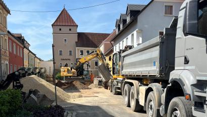 Bild: Stefanie Gradl
Am Marktplatz und in der Herrengasse wurde je ein Abwasserkanal auf jeder Häuserseite neu verlegt. In Schlicht wurden Kanalsanierungen in der St. Georg-Straße und der Wiedemann-Straße umgesetzt.