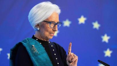 Bild: Boris Roessler/dpa
Hält die Notenbank seit Monaten auf unverändertem Kurs: EZB-Präsidentin Christine Lagarde.