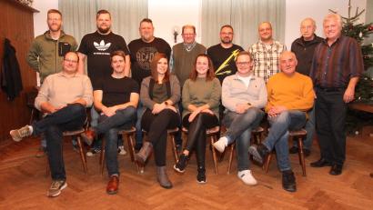 Bild: pi
Die Wählerliste Pfrentsch geht mit Spitzenkandidatin Sophie Deinl (sitzend, Dritte von rechts) in die Wahl zum Marktgemeinderat. Nicht mehr zur Verfügung stellt sich Georg Kleber (stehend, rechts).