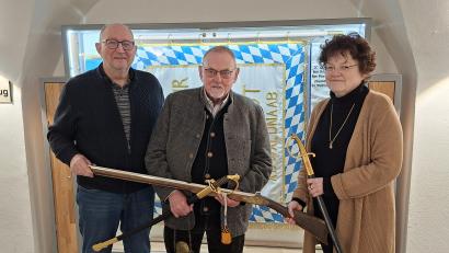 Bild: prh
Hans Völkl (Mitte) überlässt seine beiden Ehrensäbel, die ihm in seiner über 42-jährigen Dienstzeit in der Neustädter Bürgerwehr verliehen wurden, sowie andere Ausrüstungsgegenstände dem Neustädter Stadtmuseum. Darüber freuten sich Museumsleiterin Ursula Wiechert (rechts) und Bernhard Knauer, der Vorsitzende des Museumsvereins (links).