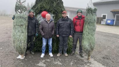 Bild: gz
Der Italiener Renato Cenedella ´(Zweiter von links) verbindet seine Geschäftsreise nach Oberbayern mit einem Abstecher zum Christbaumkauf bei seinen Freunden (von rechts) Tobias Hanauer, Thomas Bösl und Fabian Dierl (links) in Eslarn.