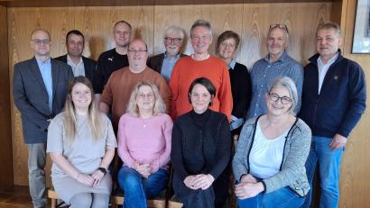 Bild: Horst Kölbel
Die Kandidatinnen und Kandidaten der Edelsfelder SPD für die Gemeinderatswahlen 2026 und Gast Uwe Bergmann (Zweiter links hinten)