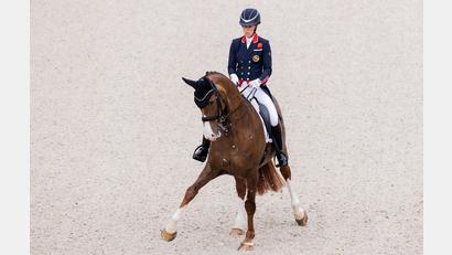 Bild: Rolf Vennenbernd/dpa
Die Britin Charlotte Dujardin ritt jetzt erstmals seit ihrer einjährigen Sperre bei einem Weltcup-Turnier. (Archivbild)