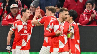 Bild: Torsten Silz/dpa
Silvan Widmer (2.v.r.) freut sich über seine Führung für Mainz.