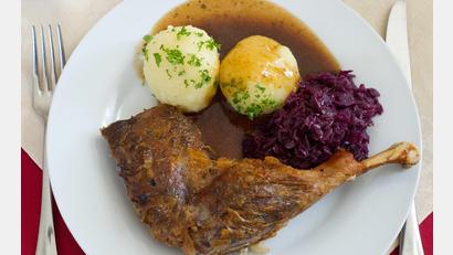 Archivbild:  Patrick Pleul/dpa-Zentralbild/dpa
Die Gans ist wohl das Gericht, das am häufigsten am ersten Weihnachtsfeiertag aufgetischt wird.