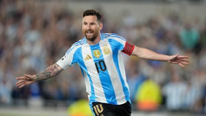 Bild: Natacha Pisarenko/AP/dpa
Weltmeister Argentinien mit Lionel Messi spielt am 27. März in Doha gegen Europameister Spanien. (Archivbild)