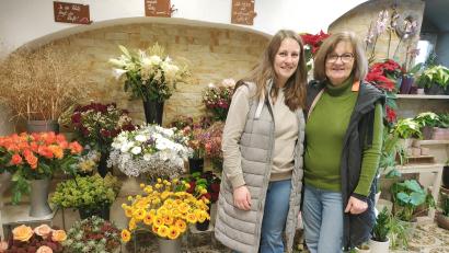 Bild: ald
Betreiberin Gerlinde Girke (links) und ihre Tochter Melanie müssen ihr Geschäft "Blumen Wildbrett" in Weiden aus Personal- und gesundheitlichen Gründen aufgeben.