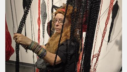 Bild: Belle Shafir/exb
Verhäkelte Fäden stehen für Belle Shafir nicht nur bei der "Ariadne"-Installation für die Stadtgalerie Amberg im Zentrum ihrer künstlerischen Arbeit.