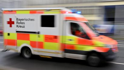 Bild: Peter Kneffel/dpa
Drei Teilnehmer der Feier wurden wegen Vergiftungen durch Alkohol und Drogen ins Krankenhaus gebracht. (Symbolbild)