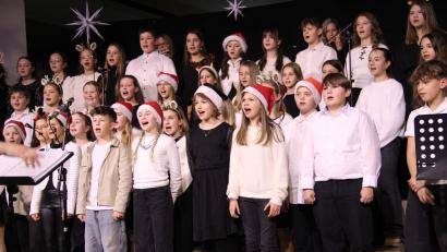 Bild: prh
76 Schülerinnen und Schüler singen normalerweise im Unterstufenchor. Trotz vieler krankheitsbedingter Ausfälle gelang es, den Zuhörern ein eindrucksvolles Weihnachtskonzert zu bieten.