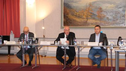 Bild: Burkhard von Grafenstein
Bezirkstagspräsident Franz Löffler (CSU, Mitte) lieferte einen Anstoß zu Sozialstaatsreformen.