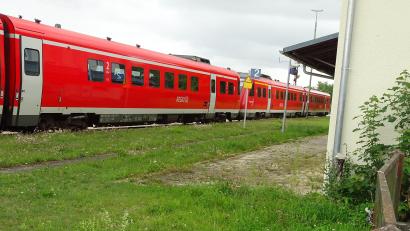 Bild: Houschka
So etwas hat es regionsweit noch nicht gegeben: Wenn weiterhin Züge am Bahnhof von Freihöls halten sollen, müssten die Gemeinde Fensterbach und der Landkreis Schwandorf für die Umbaukosten über 300.000 Euro bezahlen.