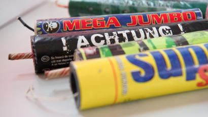 Symbolbild: Paul Zinken/dpa
Die Grenzpolizei Selb hat im Zug aus Tschechien bei zwei Jugendlichen verbotene Pyrotechnik entdeckt. Beide müssen sich nun verantworten.