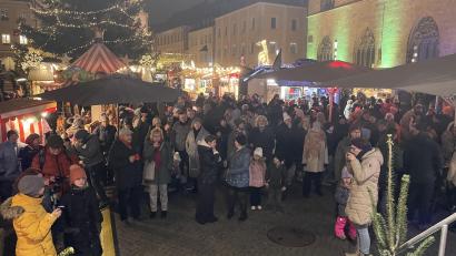 Bild: Lukas Büchold
Der Platz um die Bühne füllte sich mit vielen Zuhörern, die den Abend mit den Hobby-Sängerinnen und -Sängern auf dem Amberger Weihnachtsmarkt verbringen wollten.