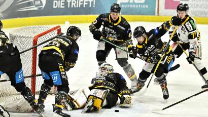 Bild: Hubert Ziegler
Dicke Luft vor dem Kasten von ERSC-Torhüter Lucas Di Berardo: Für Trainer Christian Zessack gilt es, die Defensive der Wild Lions zu stabilisieren.
