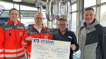 Bild: Andreas Royer
Übergabe des symbolischen Spendenschecks an die BRK-Bereitschaft Sulzbach-Rosenberg im Autohaus Auers mit (von links) Tobias Schmidt, Beauftragter für Öffentlichkeitsarbeit, Bereitschaftsleiter Alexander Bollow sowie die Geschäftsführer des Autohauses, Winfried Auers und Alexander Rall.