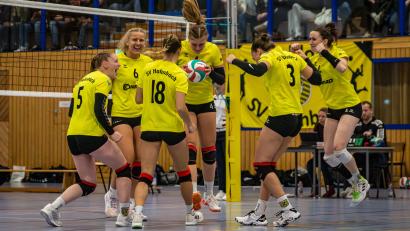 Bild: Hannah Dirscherl
Die Freude bei den Spielerinnen des SV Hahnbach ist groß. In der Regionalliga belegt die Truppe aktuell Rang zwei.