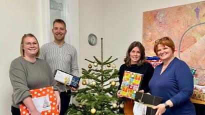 Bild: SkF
Übergabe Wunschbaumaktion SKF, v.l.n.r.: Julia Möbus (SkF), Martin Biehler (Round Table Amberg-Sulzbach), Marianna Neugirg (SkF), Andrea Graf (SkF),