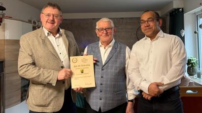 Bild: Stefanie Gradl
Bürgermeister Hans-Martin Schertl (links) und Pater Jimmy (rechts) gratulieren dem Jubilar Werner Berger (Mitte).