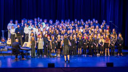 Bild: Lorenz von Koenen
"Let my light" mit allen Ehemaligen als Zugabe ist schon zur Tradition geworden am EG und zeigt die Verbundenheit mit der Schulfamilie.